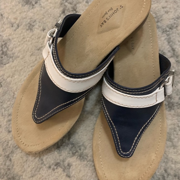 St Johns Bay Sandals 7.5 - Picture 2 of 3